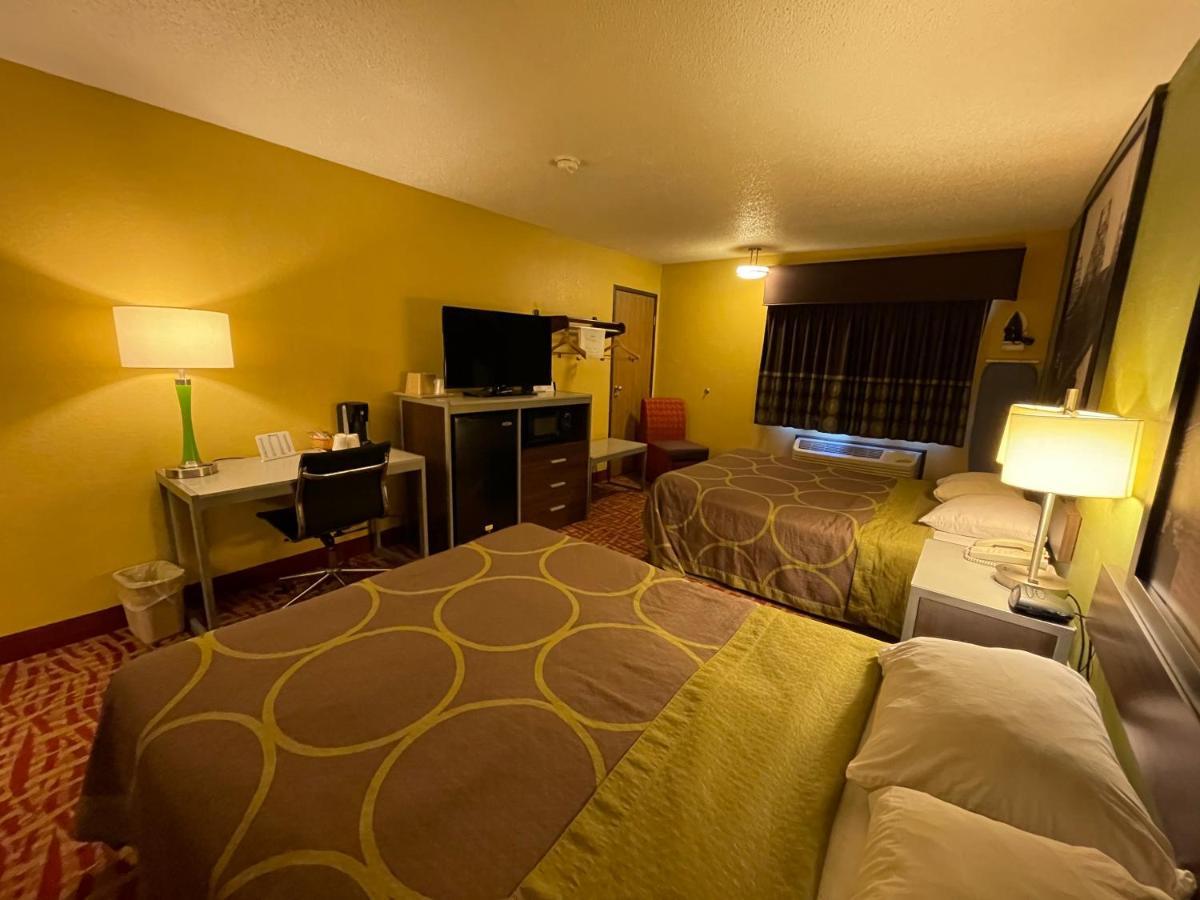 Super 8 by Wyndham Van Buren/Ft. Smith Area Exterior foto